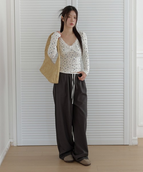 UNE MANSION（ユヌマンション）の「【2026SS新作アイテム】バイカラーウエストレースストリングゴムレイヤードワイドスラックス（スラックス・レディース・チャコール/ベージュ/ブラック・FREE）」の7枚目の写真