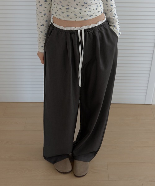 UNE MANSION（ユヌマンション）の「【2026SS新作アイテム】バイカラーウエストレースストリングゴムレイヤードワイドスラックス（スラックス・レディース・チャコール/ベージュ/ブラック・FREE）」の13枚目の写真