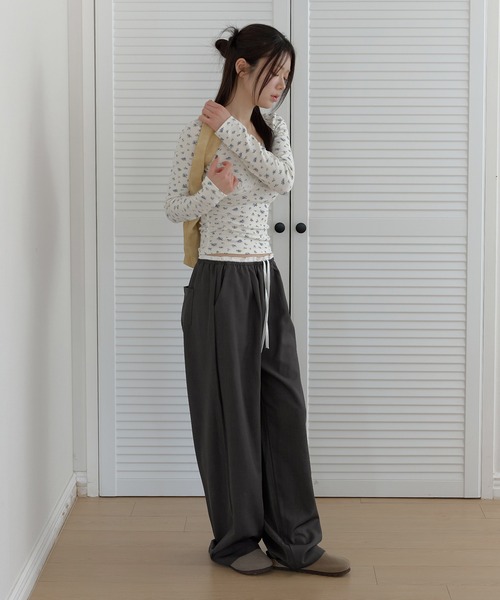 UNE MANSION（ユヌマンション）の「【2026SS新作アイテム】バイカラーウエストレースストリングゴムレイヤードワイドスラックス（スラックス・レディース・チャコール/ベージュ/ブラック・FREE）」の12枚目の写真