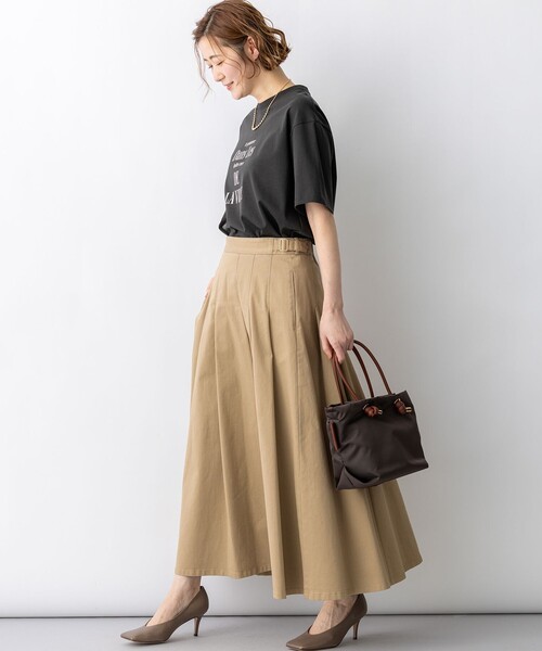 23区 S(ニジュウサンクチイサイサイズ)の「ストレッチギャバ チノ タックフレアスカート(スカート・レディース・ベージュ系・34/32)」の4枚目の写真