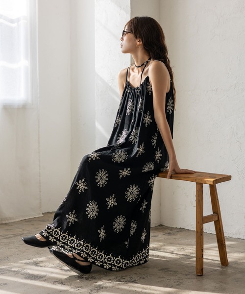 VitaFelice（ヴィータフェリーチェ）の「オリエンタル柄ロングワンピース キャミワンピース リゾート 春服（ワンピース・レディース・ブラック/アイボリー・FREE）」の2枚目の写真