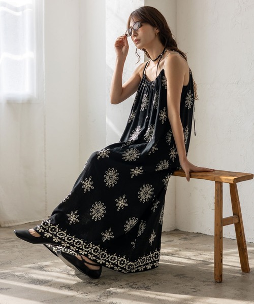 VitaFelice（ヴィータフェリーチェ）の「オリエンタル柄ロングワンピース キャミワンピース リゾート 春服（ワンピース・レディース・ブラック/アイボリー・FREE）」の3枚目の写真