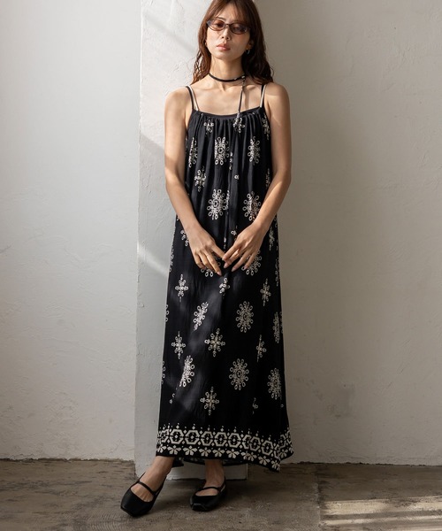 VitaFelice（ヴィータフェリーチェ）の「オリエンタル柄ロングワンピース キャミワンピース リゾート 春服（ワンピース・レディース・ブラック/アイボリー・FREE）」の5枚目の写真