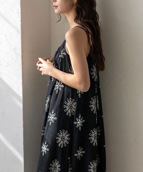 VitaFelice（ヴィータフェリーチェ）の「オリエンタル柄ロングワンピース キャミワンピース リゾート 春服（ワンピース・レディース・ブラック/アイボリー・FREE）」の15枚目の写真