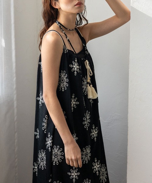 VitaFelice（ヴィータフェリーチェ）の「オリエンタル柄ロングワンピース キャミワンピース リゾート 春服（ワンピース・レディース・ブラック/アイボリー・FREE）」の16枚目の写真