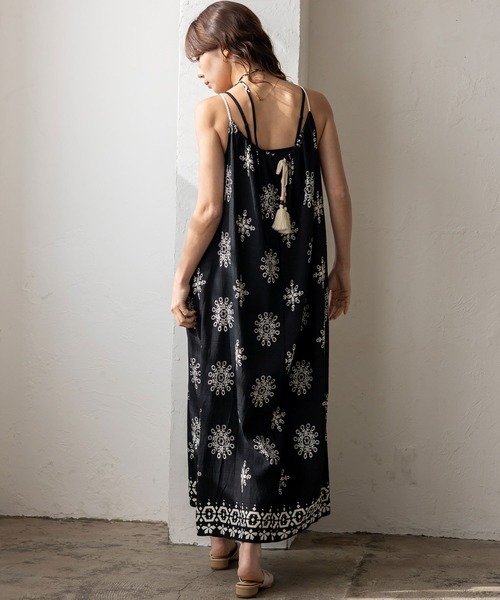 VitaFelice（ヴィータフェリーチェ）の「オリエンタル柄ロングワンピース キャミワンピース リゾート 春服（ワンピース・レディース・ブラック/アイボリー・FREE）」の17枚目の写真