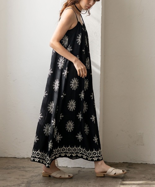 VitaFelice（ヴィータフェリーチェ）の「オリエンタル柄ロングワンピース キャミワンピース リゾート 春服（ワンピース・レディース・ブラック/アイボリー・FREE）」の19枚目の写真