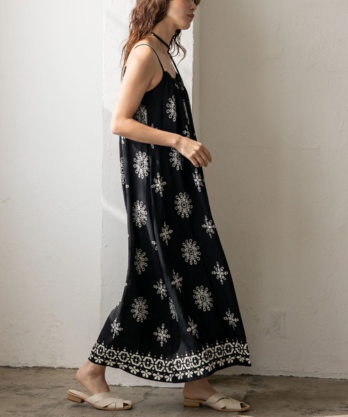 VitaFelice（ヴィータフェリーチェ）の「オリエンタル柄ロングワンピース キャミワンピース リゾート 春服（ワンピース・レディース・ブラック/アイボリー・FREE）」の20枚目の写真