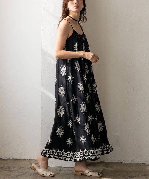 VitaFelice（ヴィータフェリーチェ）の「オリエンタル柄ロングワンピース キャミワンピース リゾート 春服（ワンピース・レディース・ブラック/アイボリー・FREE）」の21枚目の写真