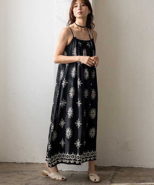 VitaFelice（ヴィータフェリーチェ）の「オリエンタル柄ロングワンピース キャミワンピース リゾート 春服（ワンピース・レディース・ブラック/アイボリー・FREE）」の22枚目の写真