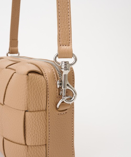 IACUCCI（イアクッチ）の「【予約】ベルタ XS CERVO（ショルダーバッグ・レディース・キャメル/ホワイト/ブラック/イエロー・FREE）」の22枚目の写真