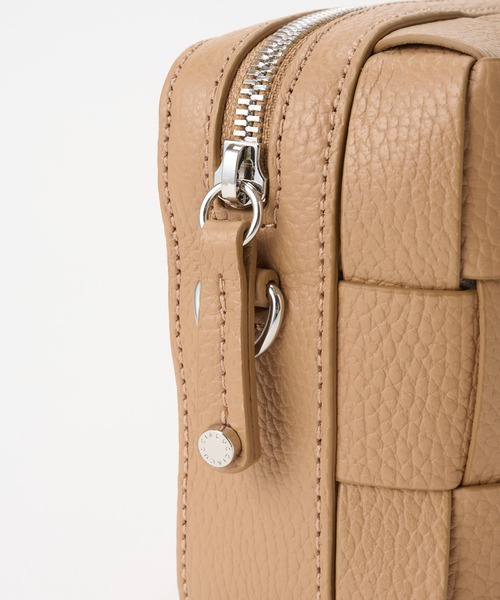 IACUCCI（イアクッチ）の「【予約】ベルタ XS CERVO（ショルダーバッグ・レディース・キャメル/ホワイト/ブラック/イエロー・FREE）」の9枚目の写真