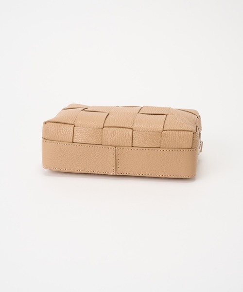 IACUCCI（イアクッチ）の「【予約】ベルタ XS CERVO（ショルダーバッグ・レディース・キャメル/ホワイト/ブラック/イエロー・FREE）」の11枚目の写真