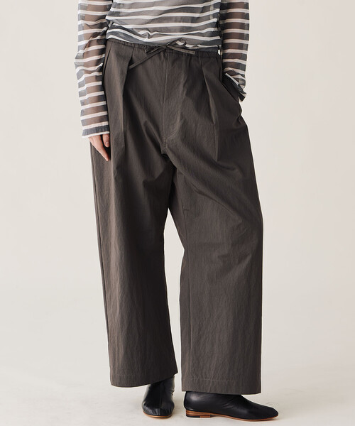 ORCIVAL（オーシバル）の「ORCIVAL | コットンナイロンツイル ワイドイージーパンツ WOMEN（その他パンツ・レディース・オリーブ/チャコール/アイボリー・1）」の2枚目の写真