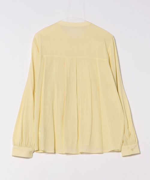Doux archives（ドゥアルシーヴ）の「シャーリングバンドカラーブラウス（シャツ/ブラウス・レディース・イエロー/オフホワイト/サックスブルー・FREE）」の4枚目の写真