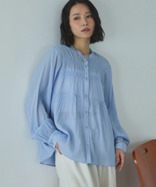 Doux archives（ドゥアルシーヴ）の「シャーリングバンドカラーブラウス（シャツ/ブラウス・レディース・イエロー/オフホワイト/サックスブルー・FREE）」の2枚目の写真