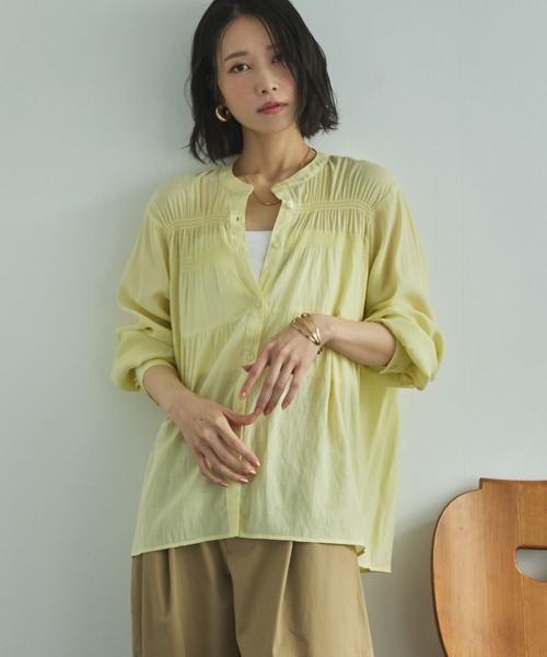 Doux archives（ドゥアルシーヴ）の「シャーリングバンドカラーブラウス（シャツ/ブラウス・レディース・イエロー/オフホワイト/サックスブルー・FREE）」の3枚目の写真