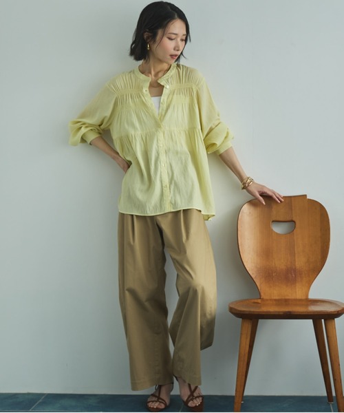 Doux archives（ドゥアルシーヴ）の「シャーリングバンドカラーブラウス（シャツ/ブラウス・レディース・イエロー/オフホワイト/サックスブルー・FREE）」の17枚目の写真