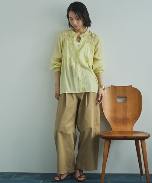 Doux archives（ドゥアルシーヴ）の「シャーリングバンドカラーブラウス（シャツ/ブラウス・レディース・イエロー/オフホワイト/サックスブルー・FREE）」の18枚目の写真