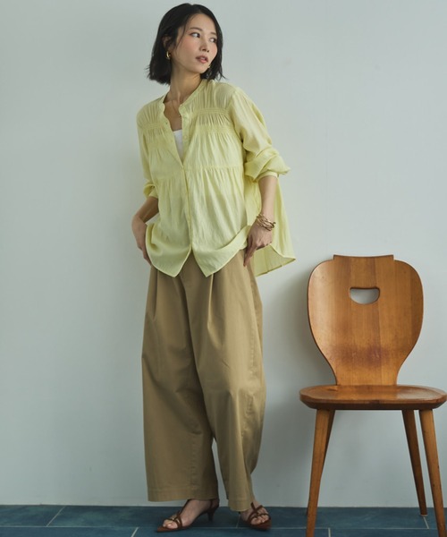 Doux archives（ドゥアルシーヴ）の「シャーリングバンドカラーブラウス（シャツ/ブラウス・レディース・イエロー/オフホワイト/サックスブルー・FREE）」の19枚目の写真