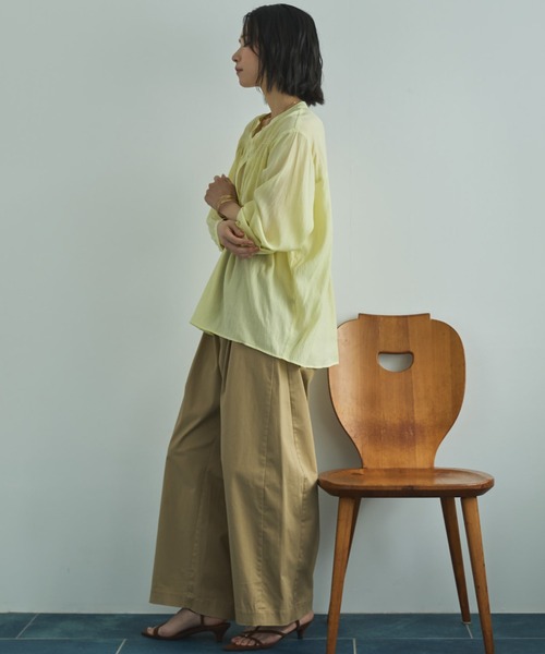 Doux archives（ドゥアルシーヴ）の「シャーリングバンドカラーブラウス（シャツ/ブラウス・レディース・イエロー/オフホワイト/サックスブルー・FREE）」の20枚目の写真