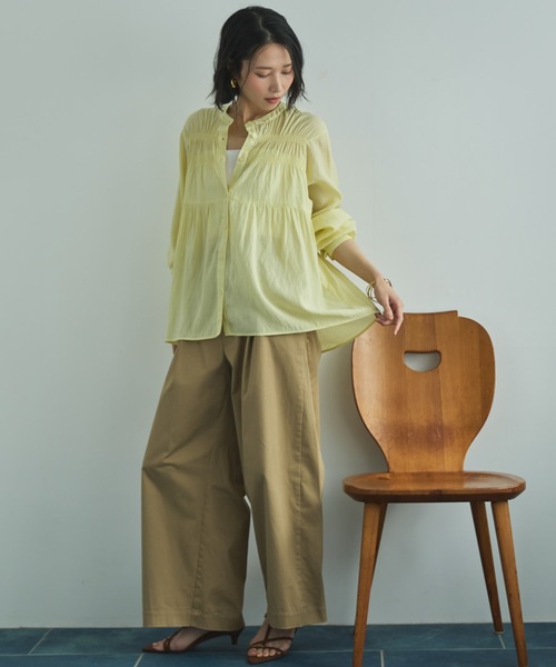 Doux archives（ドゥアルシーヴ）の「シャーリングバンドカラーブラウス（シャツ/ブラウス・レディース・イエロー/オフホワイト/サックスブルー・FREE）」の21枚目の写真