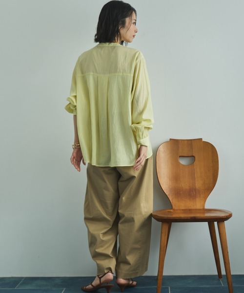 Doux archives（ドゥアルシーヴ）の「シャーリングバンドカラーブラウス（シャツ/ブラウス・レディース・イエロー/オフホワイト/サックスブルー・FREE）」の22枚目の写真
