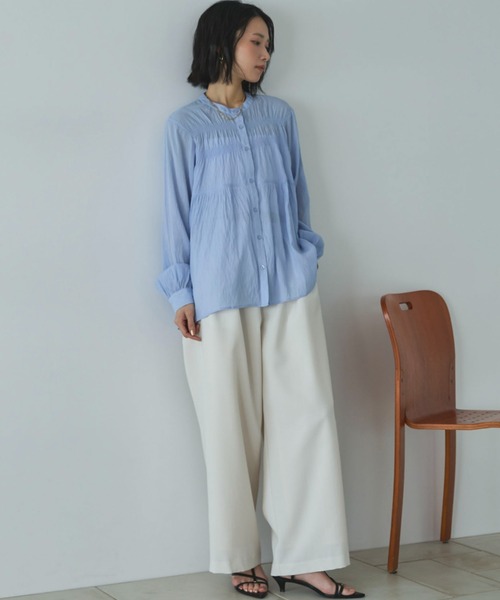 Doux archives（ドゥアルシーヴ）の「シャーリングバンドカラーブラウス（シャツ/ブラウス・レディース・イエロー/オフホワイト/サックスブルー・FREE）」の6枚目の写真