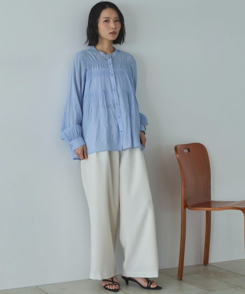 Doux archives（ドゥアルシーヴ）の「シャーリングバンドカラーブラウス（シャツ/ブラウス・レディース・イエロー/オフホワイト/サックスブルー・FREE）」の7枚目の写真