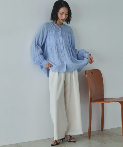 Doux archives（ドゥアルシーヴ）の「シャーリングバンドカラーブラウス（シャツ/ブラウス・レディース・イエロー/オフホワイト/サックスブルー・FREE）」の8枚目の写真