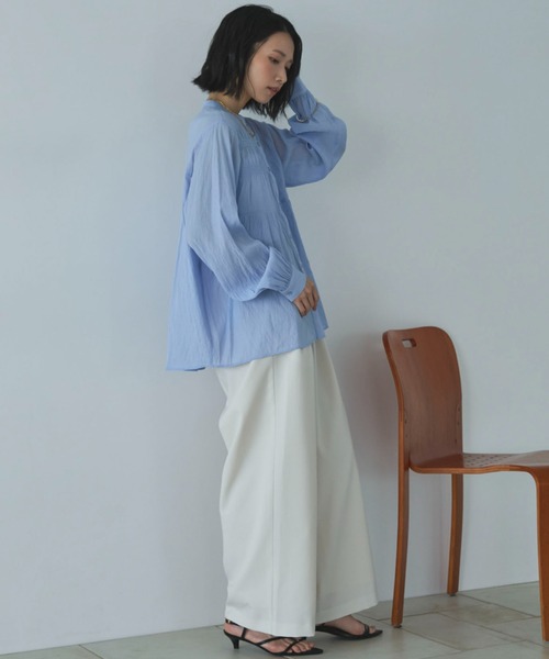 Doux archives（ドゥアルシーヴ）の「シャーリングバンドカラーブラウス（シャツ/ブラウス・レディース・イエロー/オフホワイト/サックスブルー・FREE）」の9枚目の写真