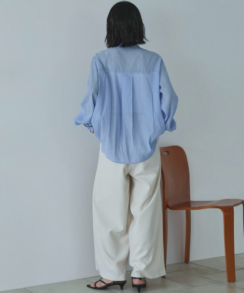 Doux archives（ドゥアルシーヴ）の「シャーリングバンドカラーブラウス（シャツ/ブラウス・レディース・イエロー/オフホワイト/サックスブルー・FREE）」の10枚目の写真