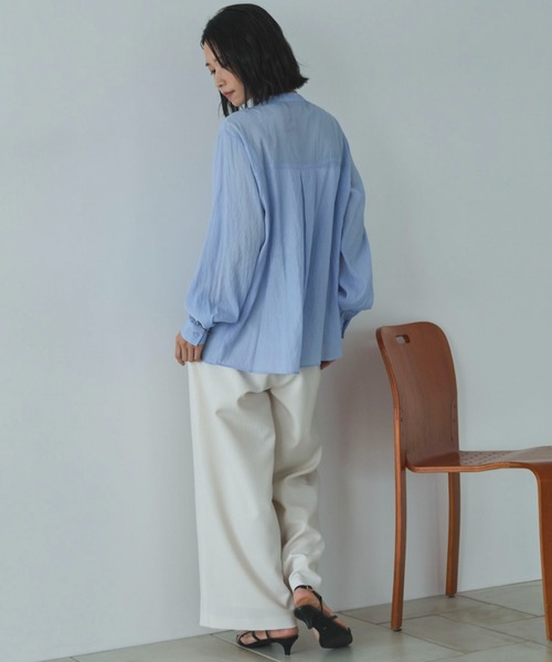 Doux archives（ドゥアルシーヴ）の「シャーリングバンドカラーブラウス（シャツ/ブラウス・レディース・イエロー/オフホワイト/サックスブルー・FREE）」の11枚目の写真