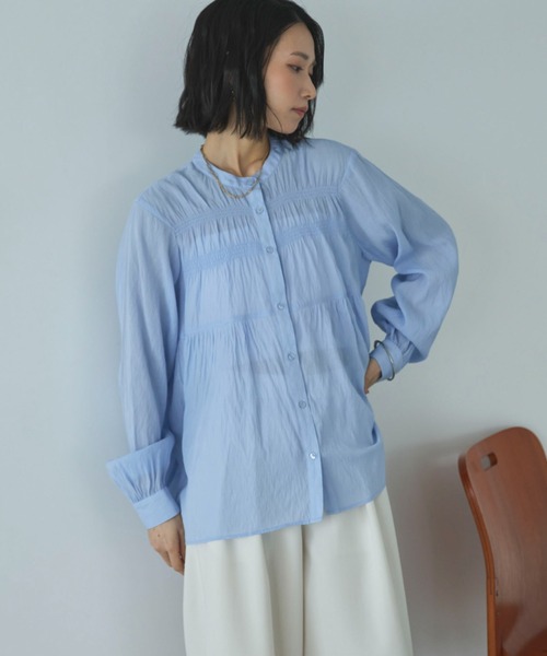 Doux archives（ドゥアルシーヴ）の「シャーリングバンドカラーブラウス（シャツ/ブラウス・レディース・イエロー/オフホワイト/サックスブルー・FREE）」の14枚目の写真