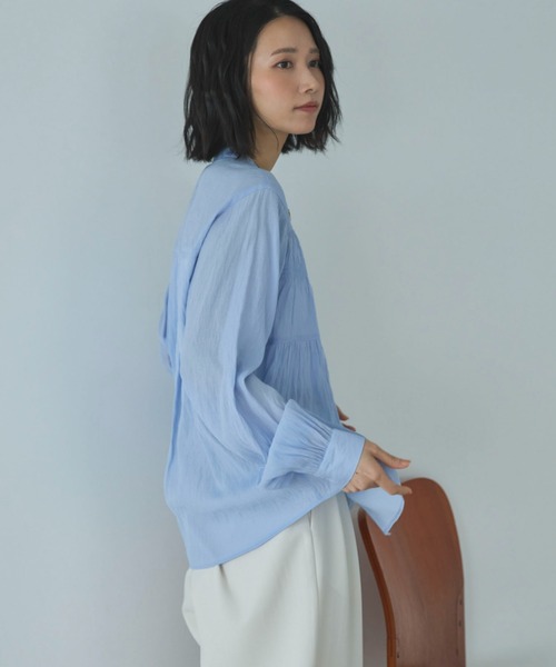 Doux archives（ドゥアルシーヴ）の「シャーリングバンドカラーブラウス（シャツ/ブラウス・レディース・イエロー/オフホワイト/サックスブルー・FREE）」の15枚目の写真