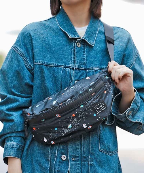KiU(キウ)の「【KiU and BleuBleuet】KiUウォータープルーフボディバッグ(ボディバッグ/ウエストポーチ・レディース・ブルー/ブラック系その他/ブラック/ネイビー/ブルー系その他/ネイビー系・FREE)」の2枚目の写真