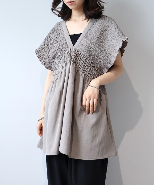 leswel(レスウェル)の「【M/L】Vネックシャーリングチュニック(シャツ/ブラウス・レディース・ベージュ/ブラック・M/L)」の1枚目の写真