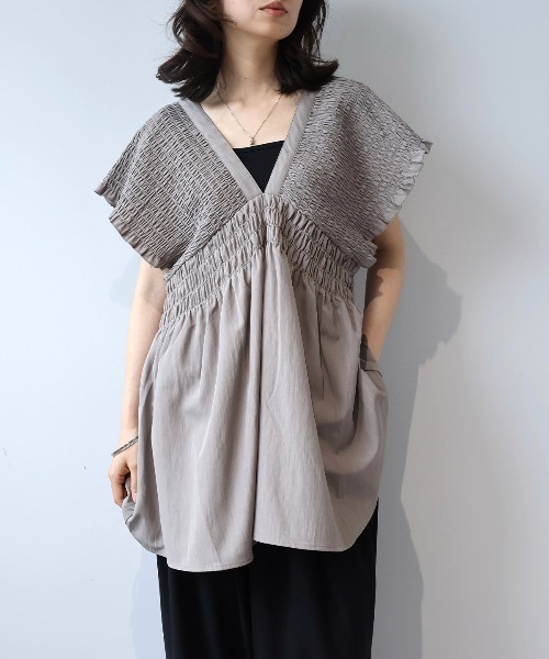 leswel(レスウェル)の「【M/L】Vネックシャーリングチュニック(シャツ/ブラウス・レディース・ベージュ/ブラック・M/L)」の3枚目の写真
