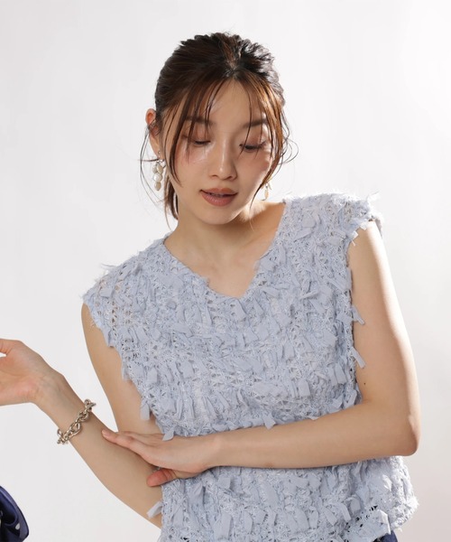 JUSGLITTY(ジャスグリッティー)の「ふさふさクロップドブラウス(シャツ/ブラウス・レディース・ブラック/ライトブルー/オレンジ系その他/オフホワイト・2/1)」の17枚目の写真