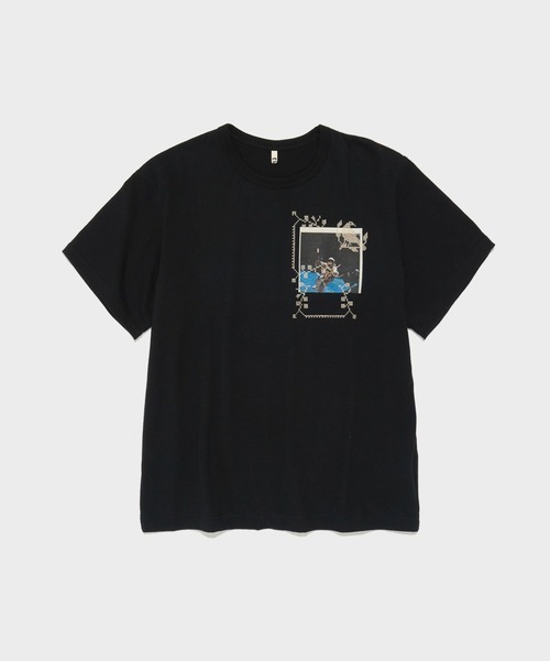 KHOKI(コッキ)の「【KHOKI/コッキ】Embroidery and print design T-shirt(Tシャツ/カットソー・メンズ・ブラック/ホワイト・1/3/2)」の1枚目の写真