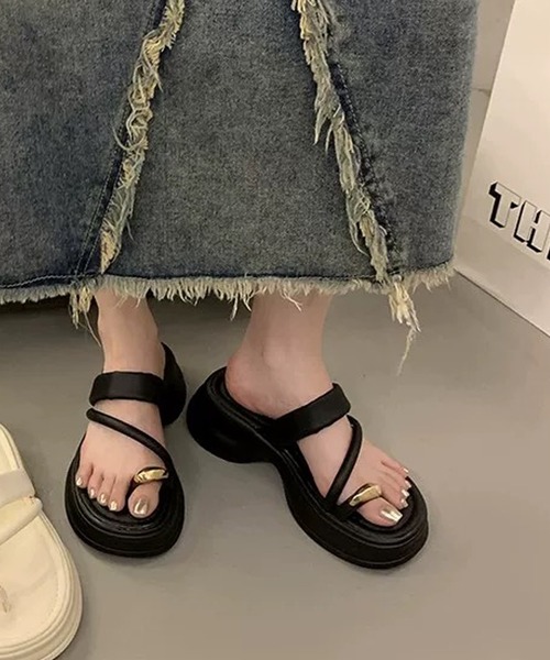 shopnikoniko(ショップニコニコ)の「メタルサムリング ボリュームソールトングサンダル(サンダル・レディース・ホワイト/ブラック・39/38/37/36)」の4枚目の写真
