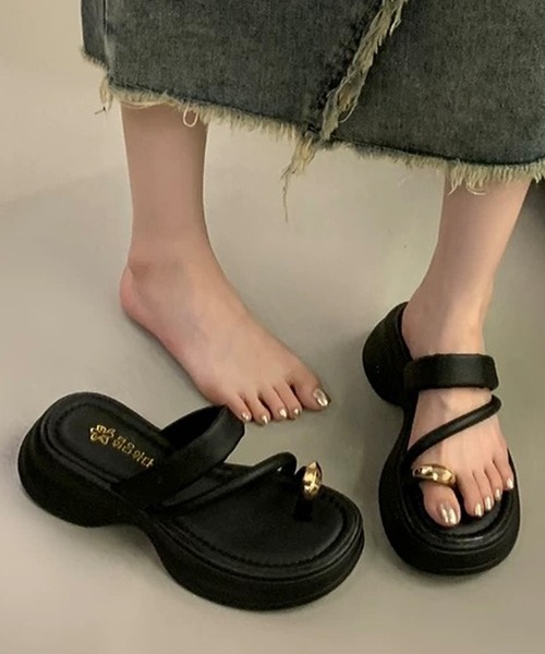 shopnikoniko(ショップニコニコ)の「メタルサムリング ボリュームソールトングサンダル(サンダル・レディース・ホワイト/ブラック・39/38/37/36)」の5枚目の写真