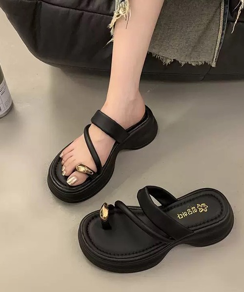 shopnikoniko(ショップニコニコ)の「メタルサムリング ボリュームソールトングサンダル(サンダル・レディース・ホワイト/ブラック・39/38/37/36)」の6枚目の写真