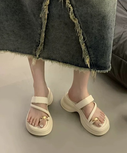 shopnikoniko(ショップニコニコ)の「メタルサムリング ボリュームソールトングサンダル(サンダル・レディース・ホワイト/ブラック・39/38/37/36)」の7枚目の写真