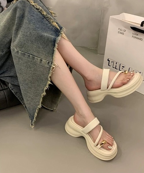 shopnikoniko(ショップニコニコ)の「メタルサムリング ボリュームソールトングサンダル(サンダル・レディース・ホワイト/ブラック・39/38/37/36)」の8枚目の写真