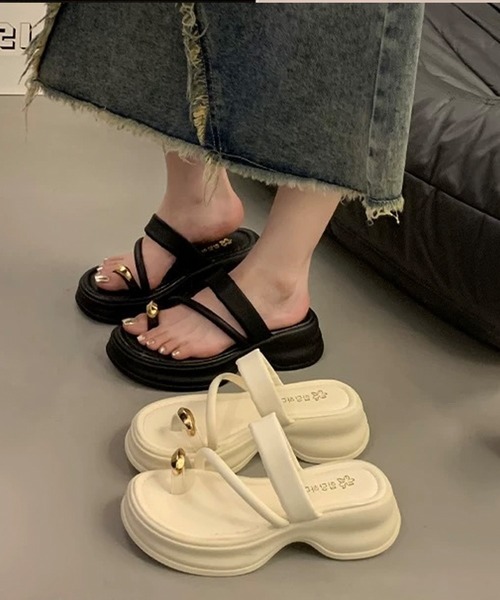 shopnikoniko(ショップニコニコ)の「メタルサムリング ボリュームソールトングサンダル(サンダル・レディース・ホワイト/ブラック・39/38/37/36)」の3枚目の写真