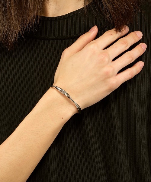 NO ID.(ノーアイディ)の「ab1831-ヘリックスバングル(858170-477A)(バングル/リストバンド・メンズ・シルバー・ONE SIZE)」の5枚目の写真