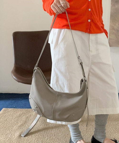 Chiina(チーナ)の「Chiina / スタッズ付きショルダーバッグ(ショルダーバッグ・レディース・ホワイト/グレー/ブラック/キャメル・FREE)」の3枚目の写真