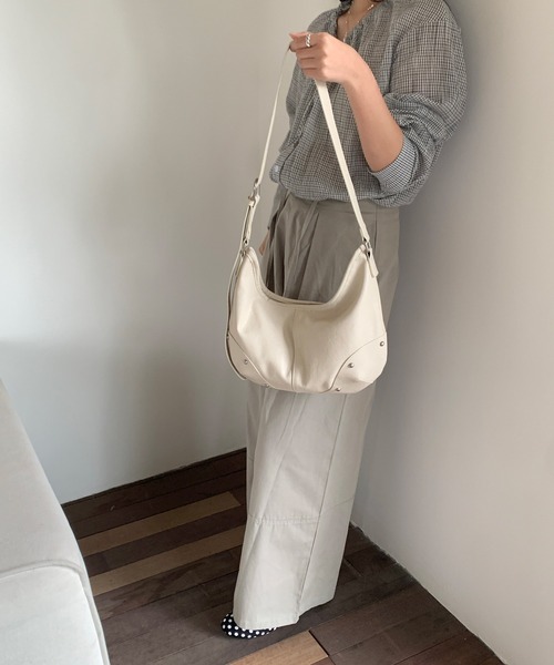 Chiina(チーナ)の「Chiina / スタッズ付きショルダーバッグ(ショルダーバッグ・レディース・ホワイト/グレー/ブラック/キャメル・FREE)」の12枚目の写真