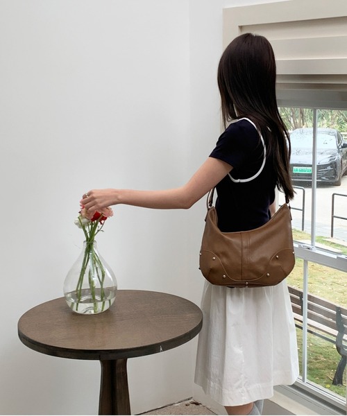 Chiina(チーナ)の「Chiina / スタッズ付きショルダーバッグ(ショルダーバッグ・レディース・ホワイト/グレー/ブラック/キャメル・FREE)」の17枚目の写真